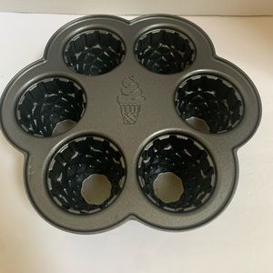 Nordic Ware Ice Cream Cone Cupcake Mold Baking Pan Heavy cast aluminum 4.5 cups